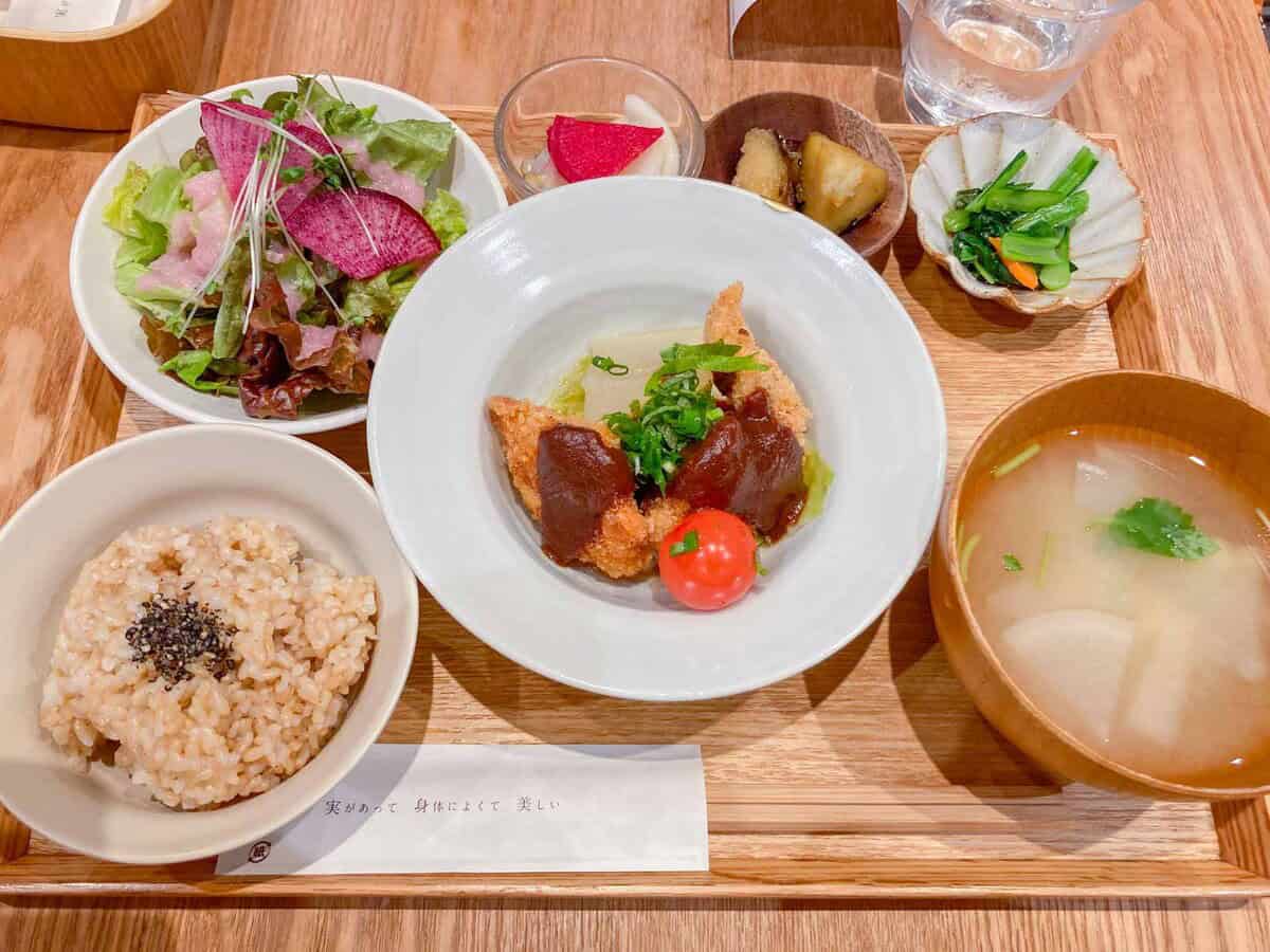 Teishoku with rice, salad, fried chicken, miso soup, and side dishes.