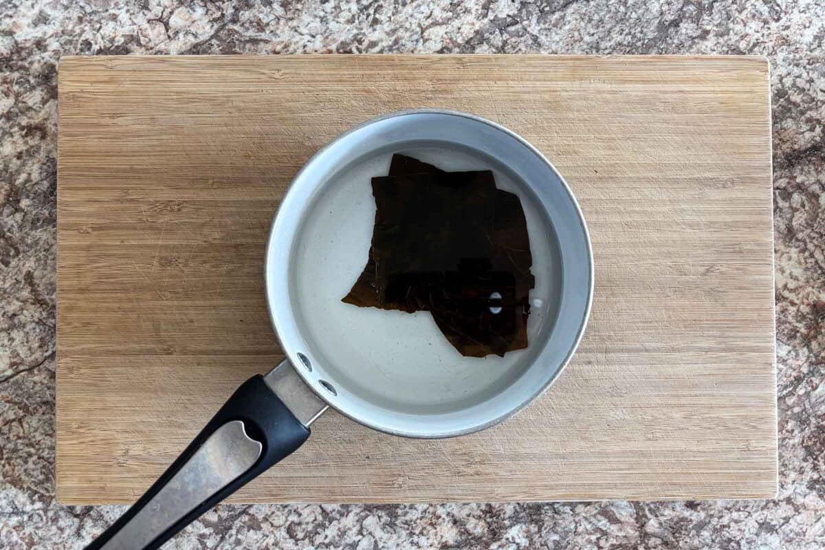 Soak kombu in a pot.