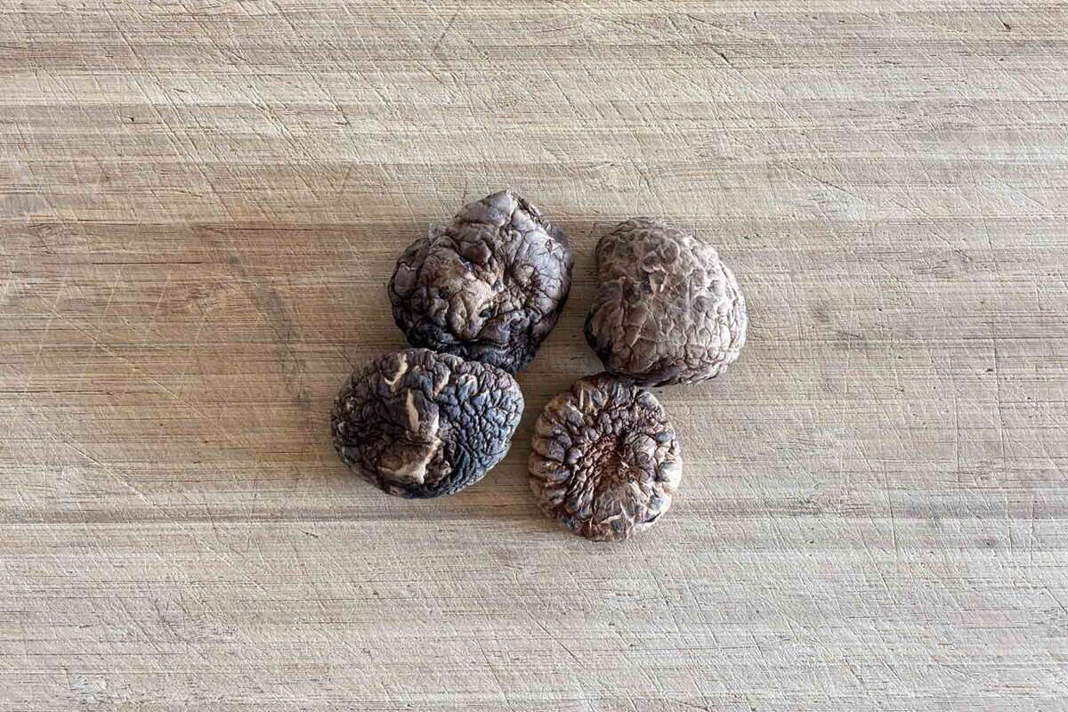 Ingredients needed to make shiitake dashi.