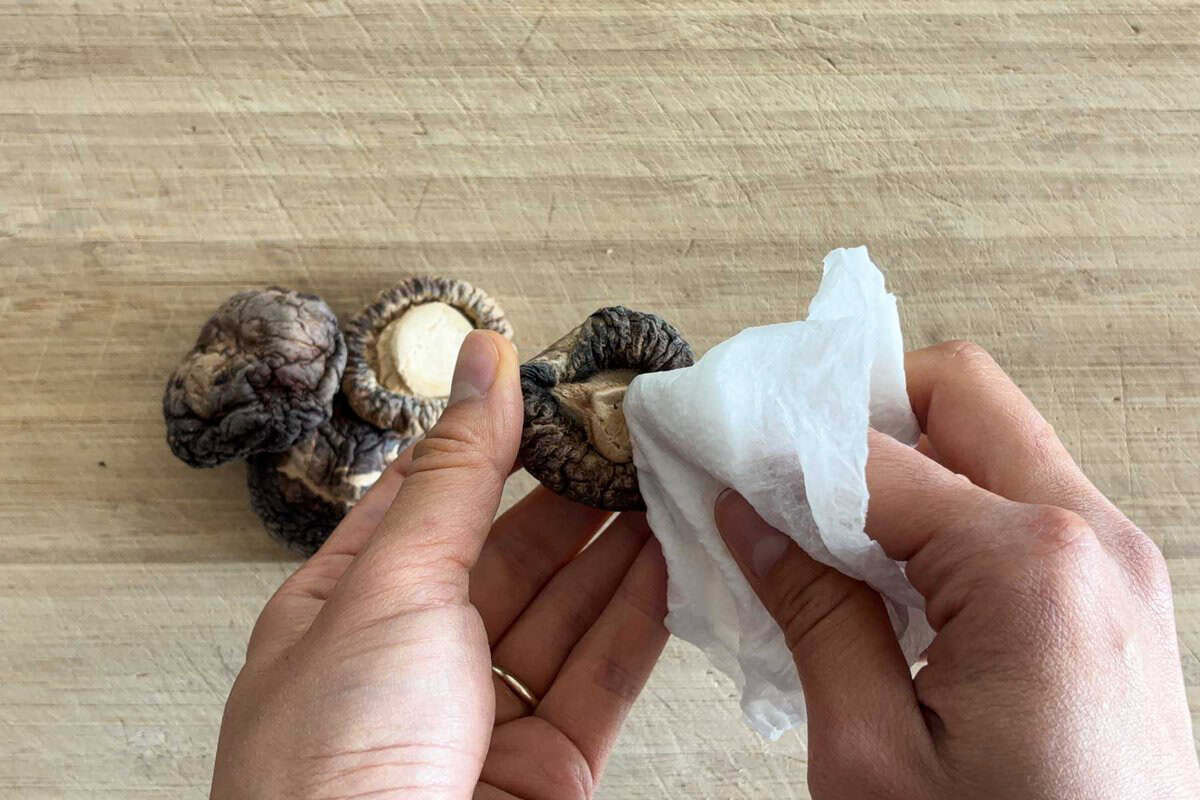 Wipe dried shiitake with a wet paper towel.