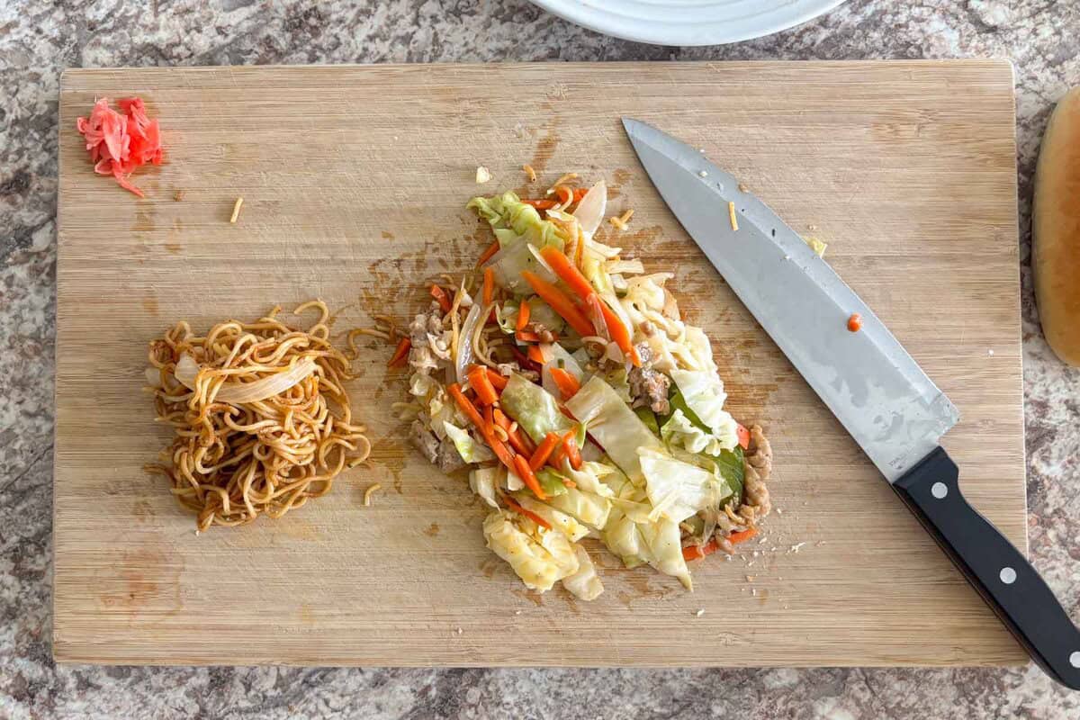 Cut yakisoba into small pieces.