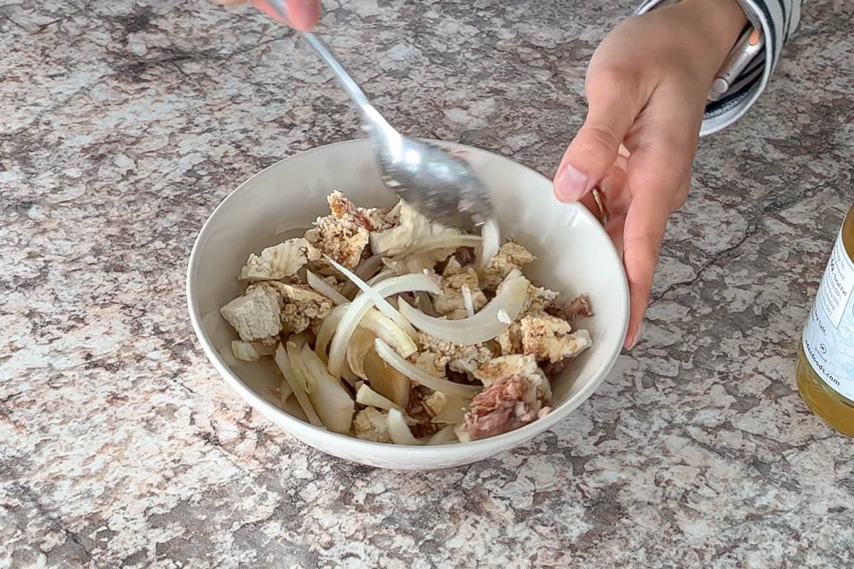 Mix sliced onion, tofu, canned tuna, and seasonings well.