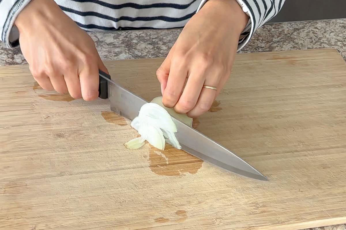 Slice the onion thinely.