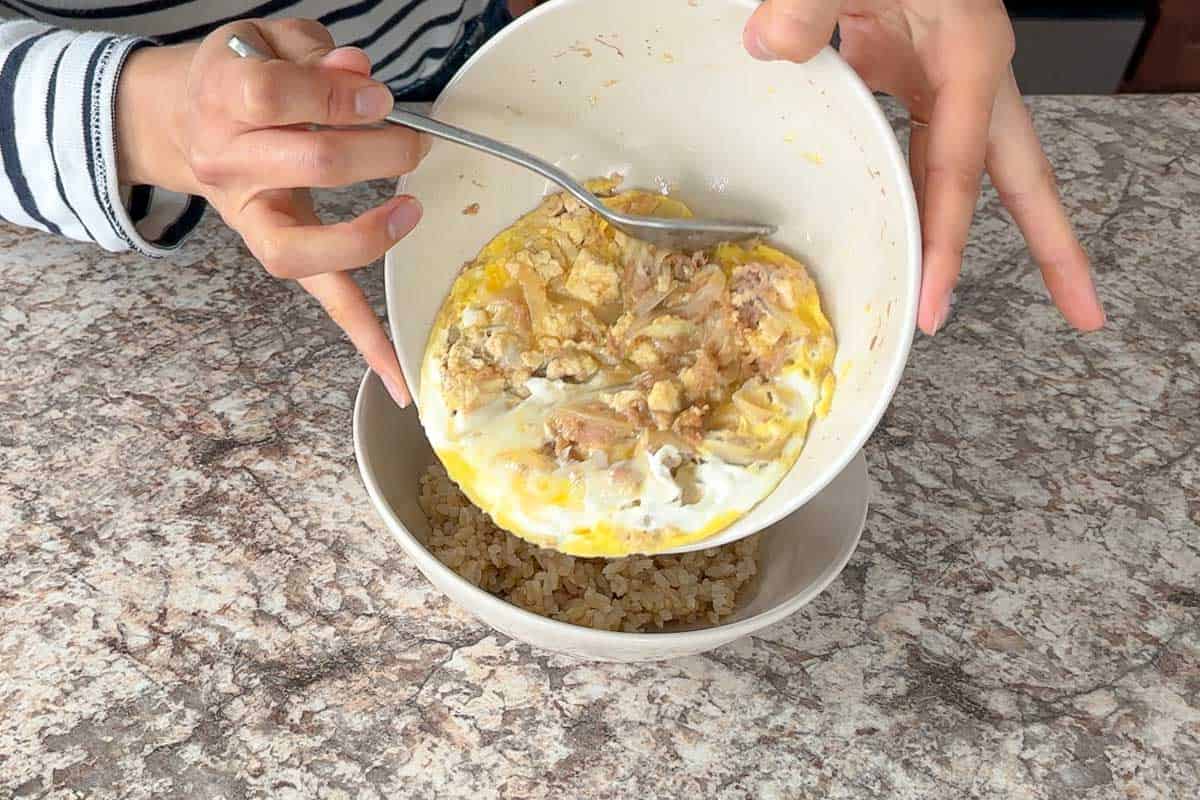 Place the tofu and egg mixture on the cooked rice.