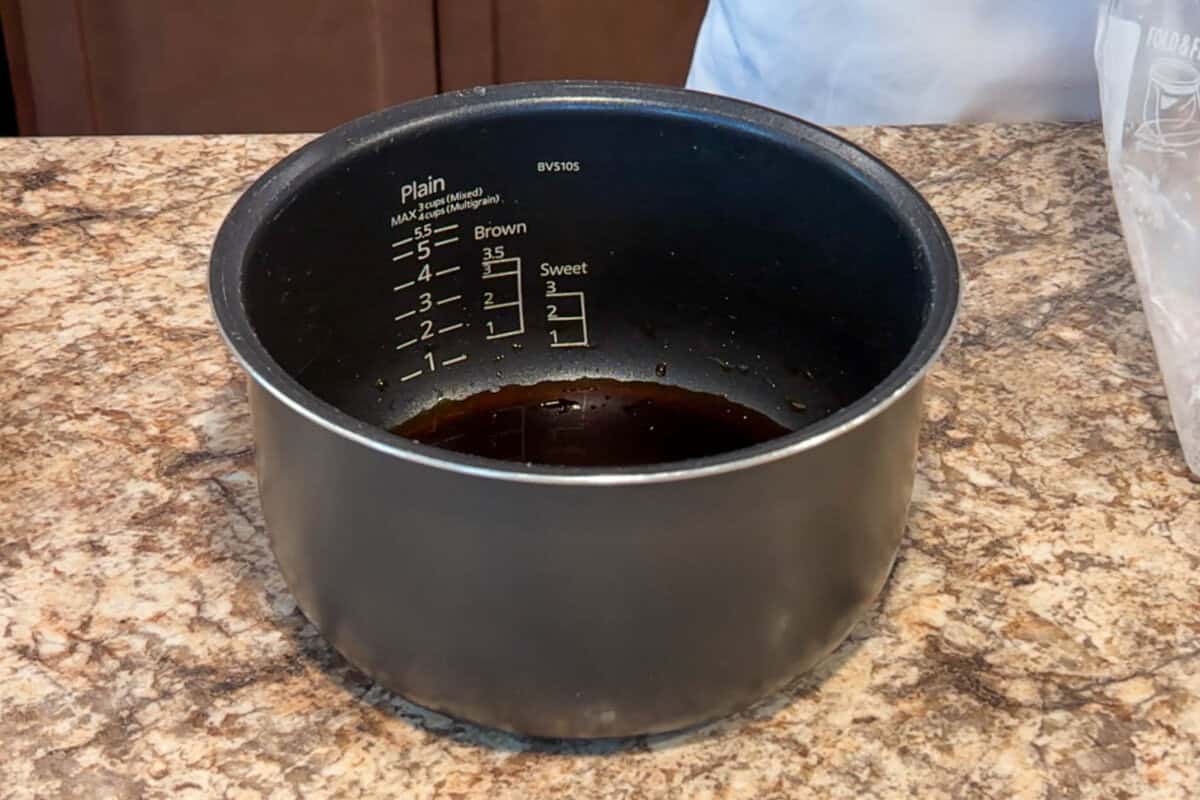Mix all the ingredients for rice cooker teriyaki chicken in a rice cooker bowl.