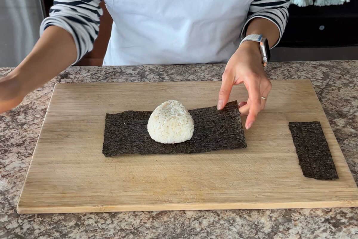 How to wrap nori on onigiri.