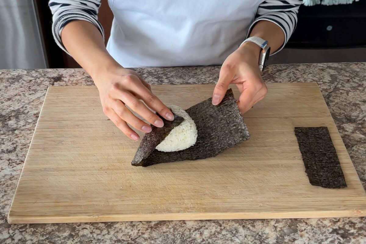 How to wrap nori on onigiri.