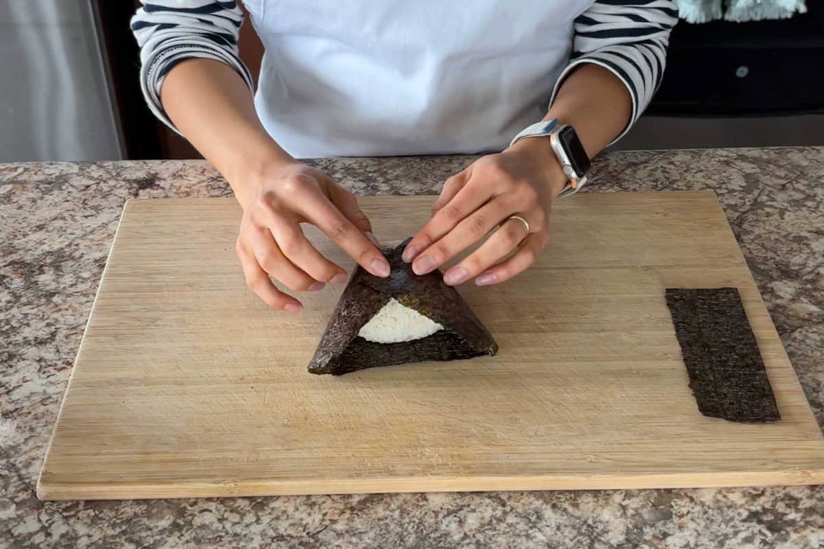 How to wrap nori on onigiri.