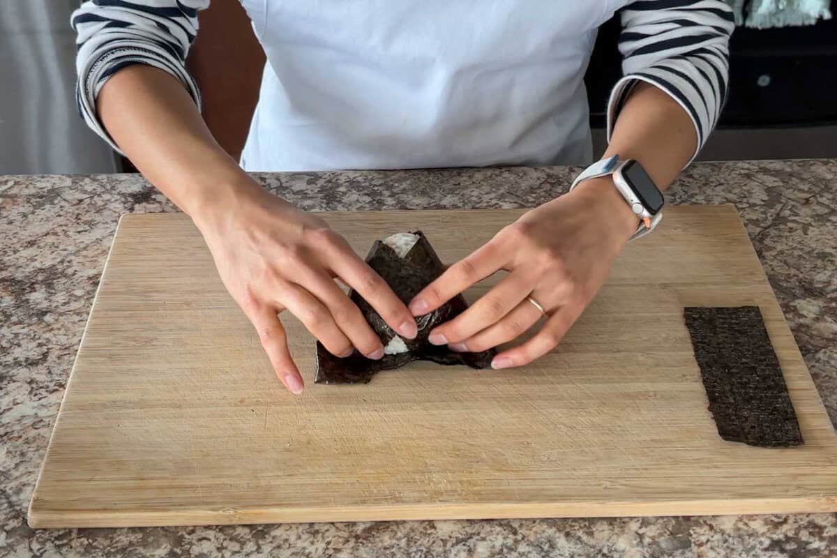 How to wrap nori on onigiri.