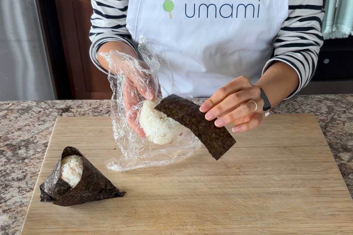 How to wrap nori on onigiri.