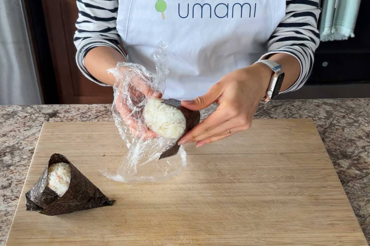 How to wrap nori on onigiri.