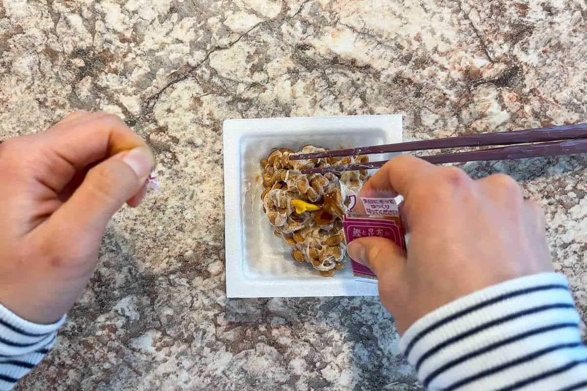 Add natto seasonings.