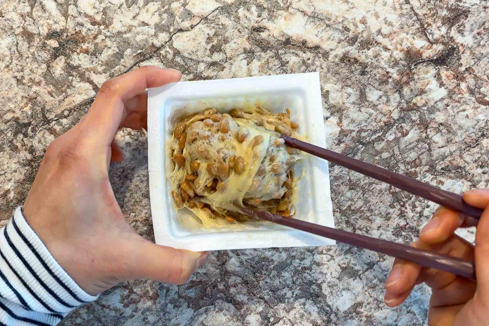 Mix natto with seasonings.
