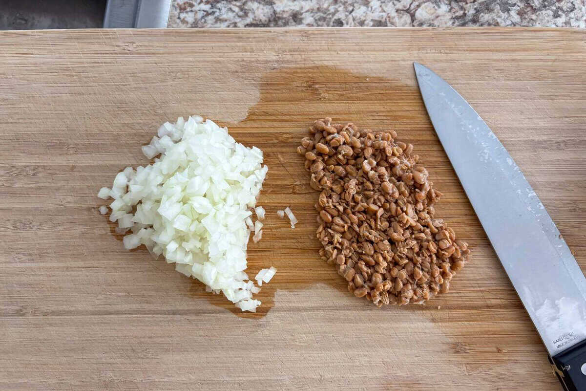 Mince the onion and natto.