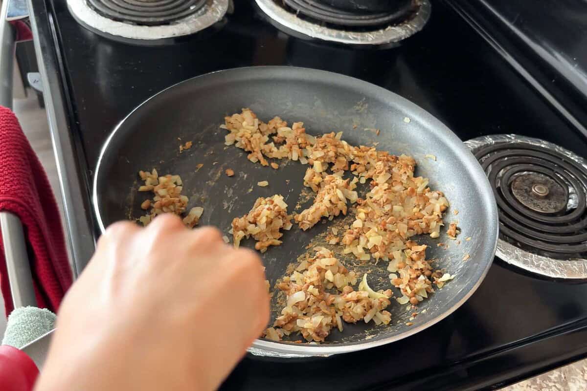 Add mined natto and stir fry more.