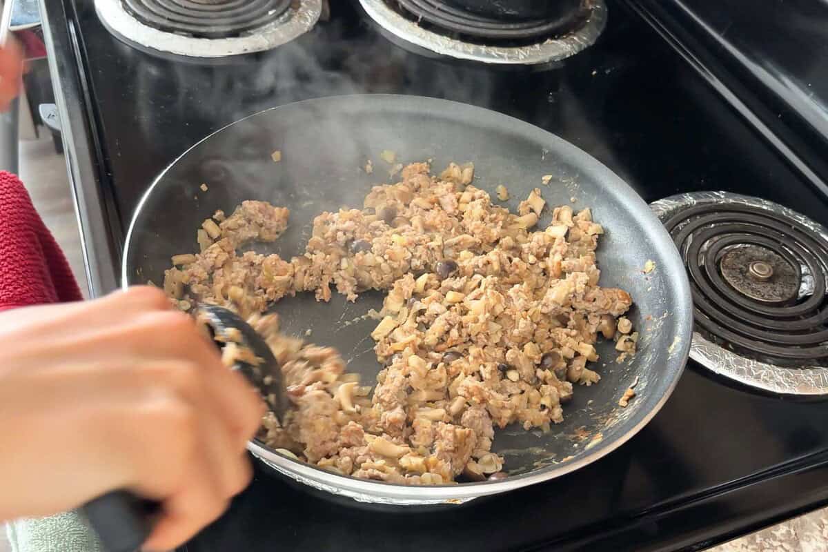 Add shimeji and meat and stir fry more.