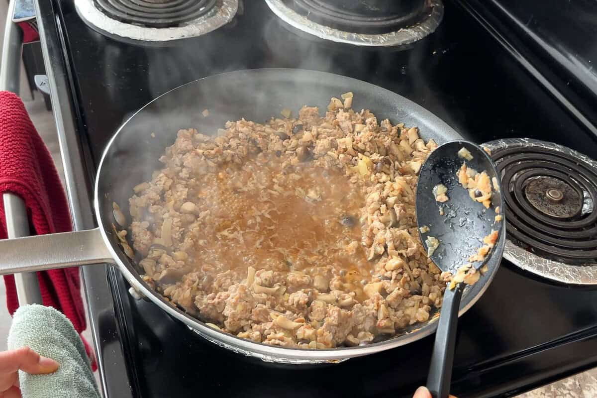 Add the niku miso seasonings, let it bubble, and combine everything.