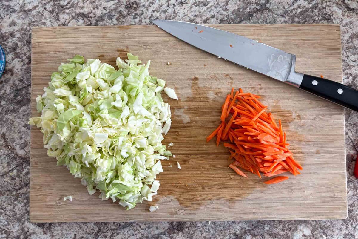 Mince cabbage and cut carrot into stripes.