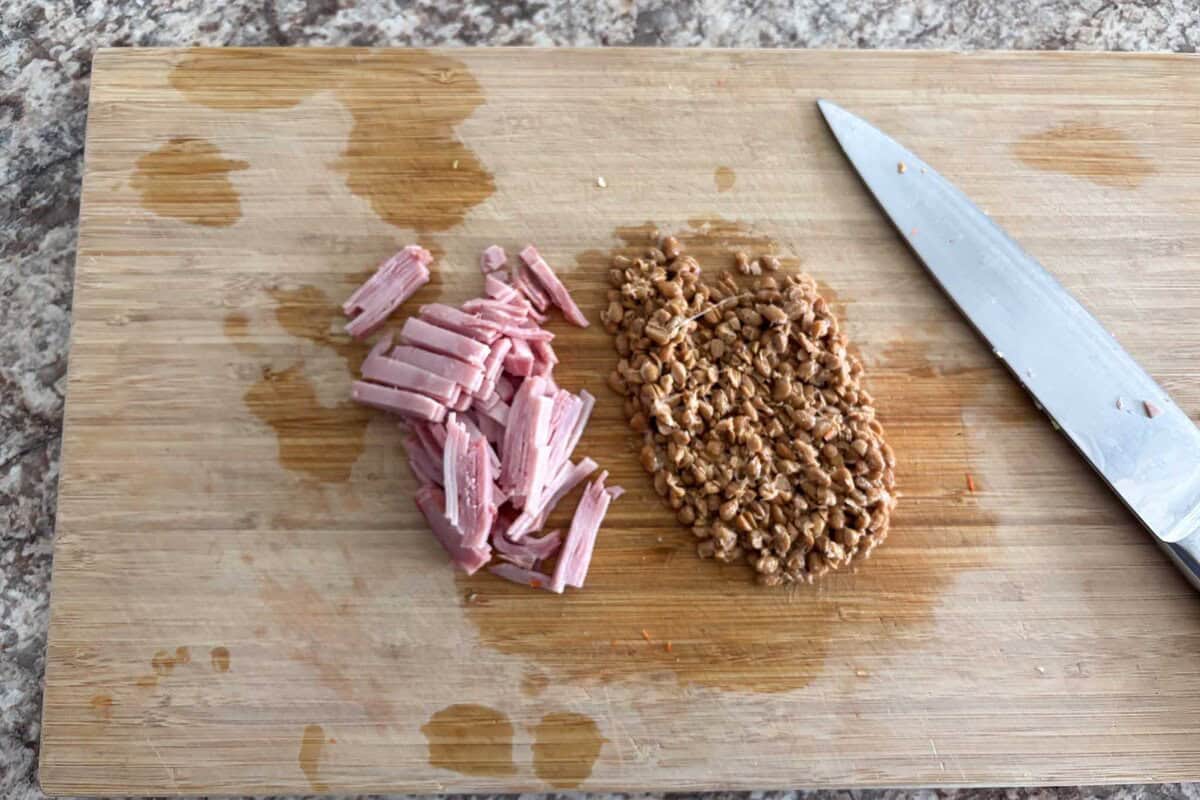 Cut ham and mince natto.